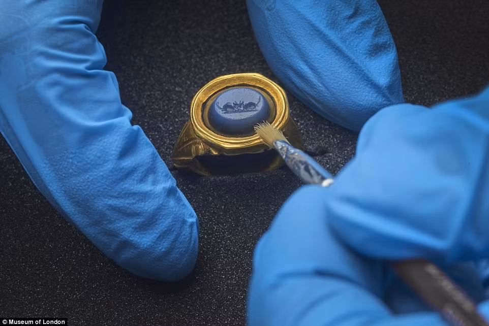 Một chiếc nhẫn vàng được đính đá quý.