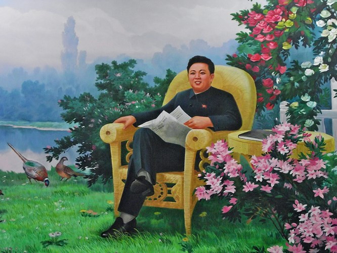 10. Kim Jong-il là một nghệ thuật gia: Cựu lãnh đạo Triều Tiên Kim Jong-il thực sự quan tâm đến âm nhạc và thậm chí còn sáng tác được khoảng 6 vở opera trong thời gian cầm quyền. Hơn nữa, ông đã viết một cuốn sách, về nghệ thuật điện ảnh, được coi là công trình có thẩm quyền về làm phim nhất Bắc Triều Tiên. Ông cũng là tác giả của nhiều cuốn sách văn học khác.