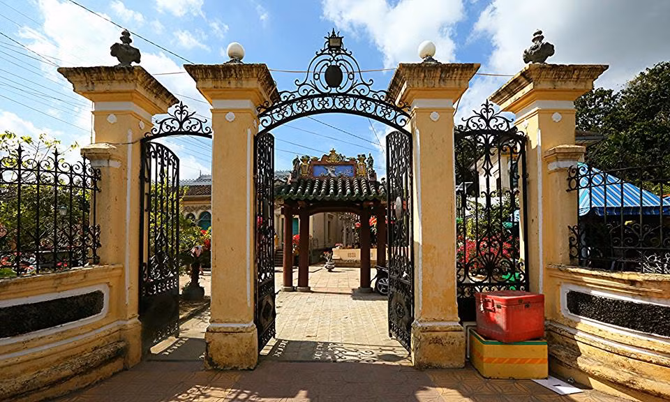 Nhà cổ Bình Thủy nằm trên đường Bùi Hữu Nghĩa, Bình Thủy, Cần Thơ có tuổi đời ngót nghét 140 năm là công trình kiến trúc văn hoá thuộc dạng cổ nhất ở miền Tây còn sót lại và hiện là địa điểm du lịch văn hóa về nguồn quen thuộc của mảnh đất phương Nam.