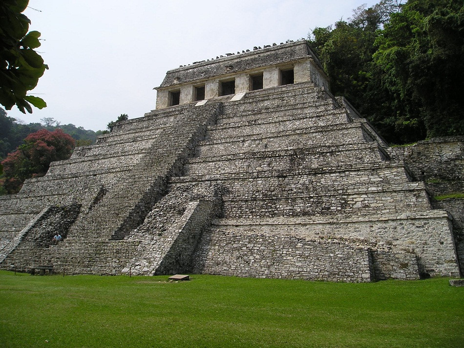 Đền thờ của những câu khắc, Palenque, Mexico: Ngôi đền có chữ khắc tinh xảo ở Palenque, Miexico được coi như tượng đài của Hanab-Pakal. Tại đây, du khách có thể tìm thấy một trong những văn bản chữ tượng hình dài nhất thế giới của người Maya, kể về 200 năm lịch sử của họ. Tên của ngôi đền được lấy cảm hứng từ 3 bản chữ khắc tại đây với tên gọi bản Đông, Trung và Tây. Ảnh: Thehistoryhub.