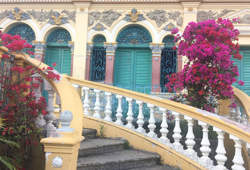 Đi men theo dọc cầu thang hình cánh cung bước vào ngôi nhà, du khách có cảm giác như lạc vào một thế giới khác. Mọi vật trong ngôi nhà thu gọn trong kiến trúc cổ được sắp đặt theo lối truyền thống.