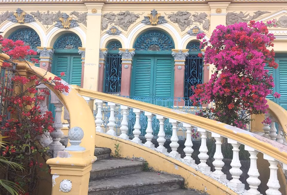 Đi men theo dọc cầu thang hình cánh cung bước vào ngôi nhà, du khách có cảm giác như lạc vào một thế giới khác. Mọi vật trong ngôi nhà thu gọn trong kiến trúc cổ được sắp đặt theo lối truyền thống.