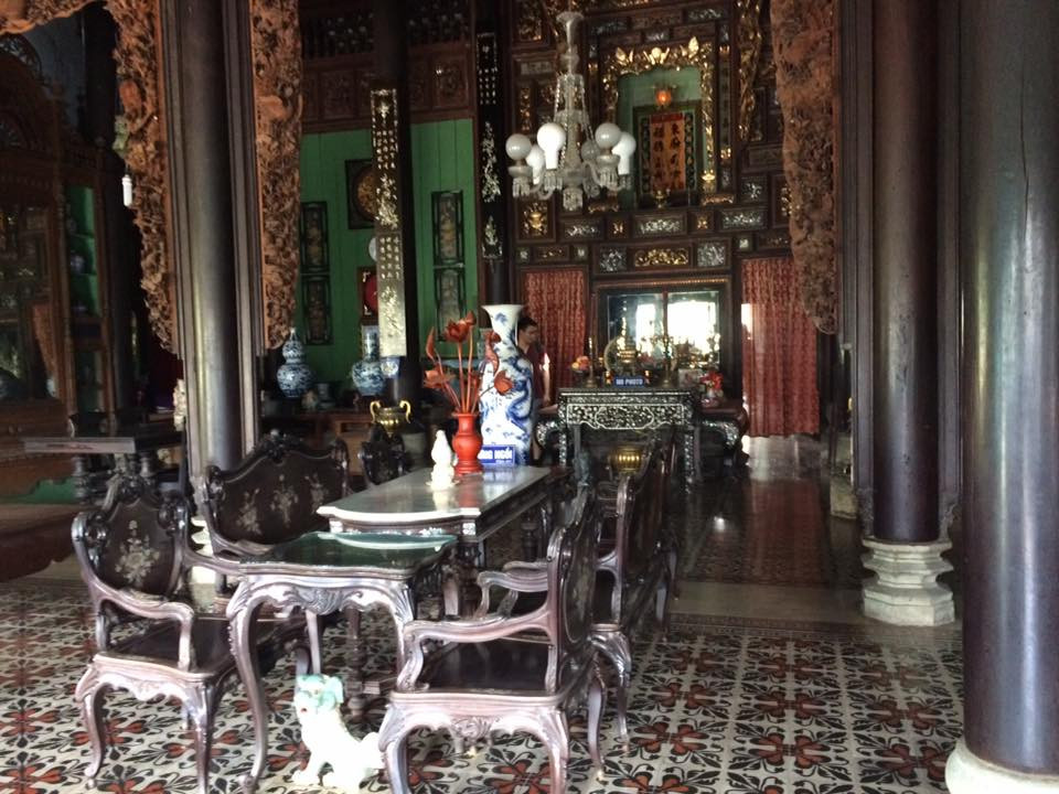 Ở gian nhà giữa, chủ nhân bố trí làm nơi thờ tự, gồm các bàn hương án, khánh thờ, liễn… được làm bằng gỗ khảm xà cừ, nền nhà được lát gạch bông hoa hồng đỏ được chủ nhân kỳ công đặt và vận chuyển từ Pháp sang, đóng trần Plafond, trang trí hoa văn. Toàn bộ căn nhà được nâng đỡ bởi 24 chiếc cột làm bằng gỗ căm xe, cà chất đặt trên các bệ đá, kết nối với hệ thống vì kèo truyền thống đặc trưng của kiến trúc Nam bộ.