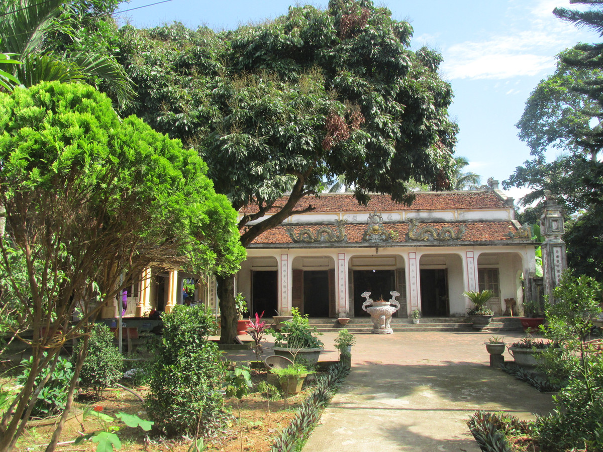 Hai quả núi Xuân Sơn hay còn gọi núi Mùa Xuân, tượng trưng cho hai bó củi trong truyền thuyết dân gian ông Bưng vật ông Vồm tại làng Xuân Sơn, xã Hoằng Sơn, Hoằng Hóa.