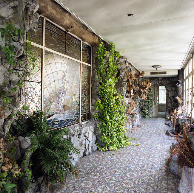 Ngôi nhà hoang ở Bỉ trông giống như một tác phẩm nghệ thuật đích thực.