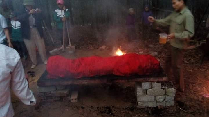 Thi thể cụ tổ được con cháu tổ chức làm lễ.