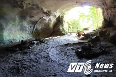 Cửa Động Người Xưa trong rừng Cúc Phương.