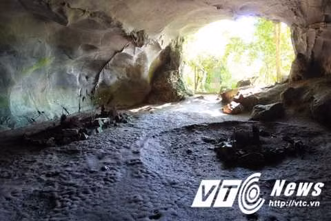 Cửa Động Người Xưa trong rừng Cúc Phương.