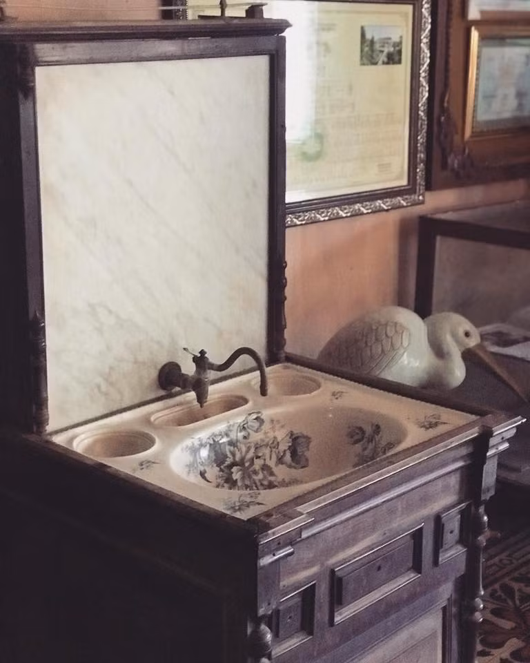 Bồn rửa tay lavabo tráng men trắng xanh nổi tiếng khắp vùng Bình Thủy, Cần Thơ lúc bấy giờ.