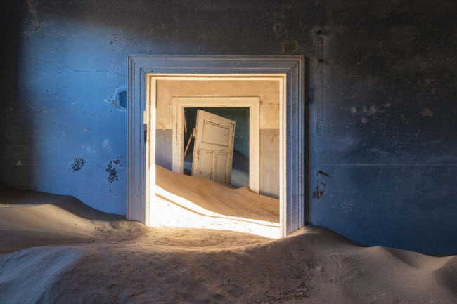 Khu mỏ kim cương ở Kolmanskop, Namibia, bị bỏ hoang vào những năm 1950 và sa mạc dần xâm lấn những công trình còn sót lại.