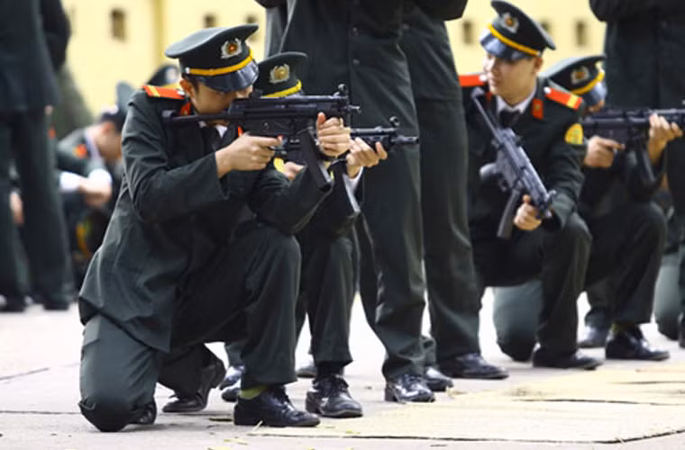 Được phát triển bởi công ty của Đức Heckler-Koch cho hoạt động chống khủng bố, cho các đơn vị an ninh, khi họ cần một loại vũ khí tầm ngắn với hỏa lực mạnh. MP5K-A4có thể dễ dàng che dấu dưới quần áo, trong hộc của một chiếc xe, hoặc trong trường hợp đặc biệt (va li).