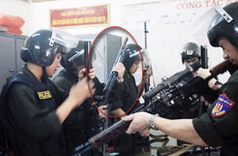 Cũng giống như các lực lượng chấp pháp trên thế giới, lực lượng Cảnh sát Cơ động Việt Nam cũng trang bị súng shotgun. Trong hình là lực lượng Cảnh sát Cơ động Việt Nam đang chuẩn bị vũ khí để thực thi nhiệm vụ trong đó có súng Shotgun.
