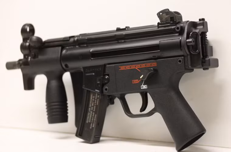 Súng có thiết kế nhẹ hơn hẳn so với MP5, trọng lượng súng đạt 2kg, chiều dài 325mm, nòng dài 115mm, tốc độ bắn cực cao lên tới 900phát/ phút. Súng sử dụng hộp tiếp đạn 15 hoặc 30 viên.Vì giảm chiều dài súng nên tầm tác chiến chỉ vào khoảng gần 100m.