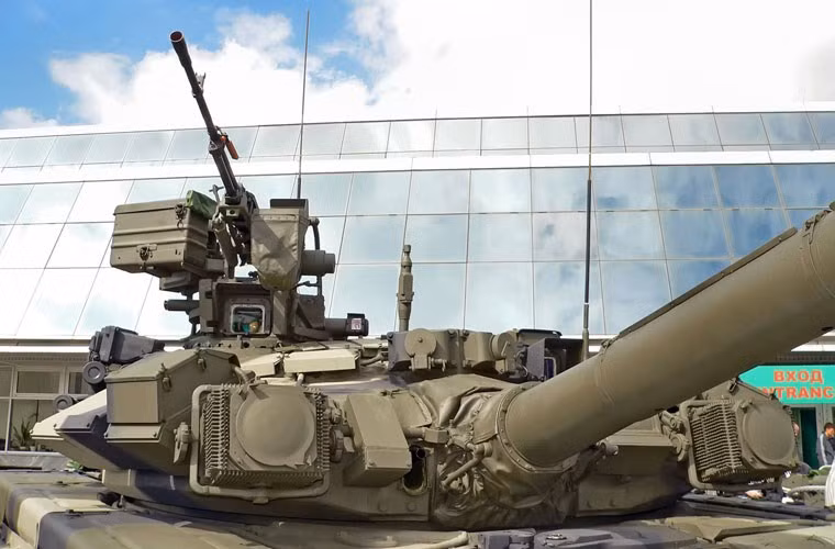 Trong đó, hệ thống phòng vệ chủ động Shtora-1 được thiết kế để phá hoại sự chỉ định mục tiêu bằng laser và thiết bị đo xa của tên lửa chống tăng đang bay đến. Trong ảnh có thể thấy ngay hai đèn hồng ngoại – thành phần của Shtora-1 bố trí ở hai bên tháp pháo làm nhiệm vụ phát xung hồng ngoại gây nhiễu hệ thống dẫn đường tên lửa chống tăng.