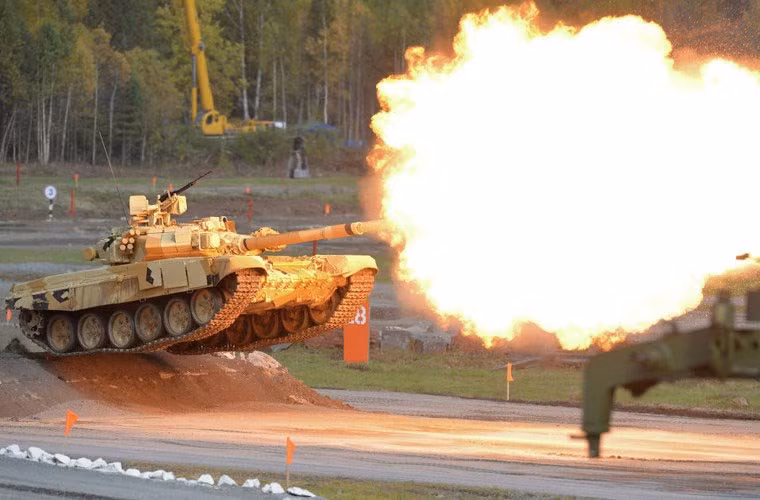 Về khả năng tấn công, sức mạnh pháo chính 125mm 2A46M nhiều khả năng sẽ không chứng minh thực lực đẳng cấp chống xe tăng phương Tây khi nó chỉ phải đối đầu với “tiền bối” T-54, T-62 hay T-72 mà phiến quân IS chiếm giữ.