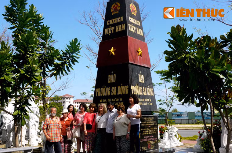 Ky la cot moc chu quyen Truong Sa Dong dat trong nha