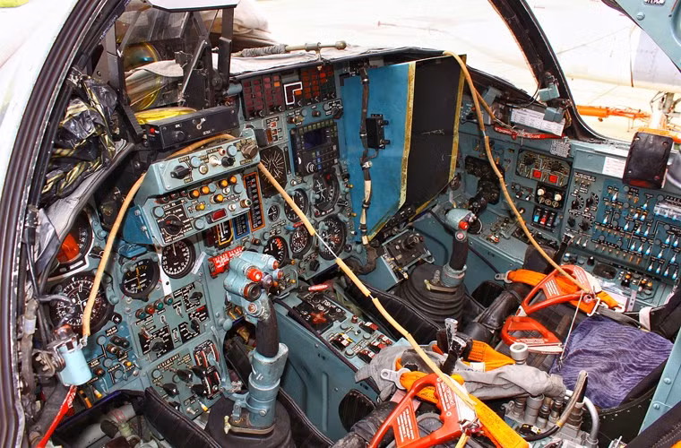 Cụ thể là buồng lái của dòng máy bay này màn hình hiển thị HUD (trước mặt phi công) ILS-31 giống như loại trên Su-27SM.