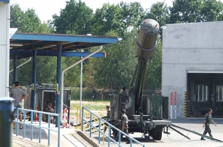 Báo mạng Malaysia mới đây đăng tải chùm ảnh hé lộ hệ thống radar bắt máy bay tàng hình VERA-E do Cộng hòa Czech sản xuất. Điều đó cho thấy, ngoài Việt Nam hóa ra còn một quốc gia Đông Nam Á khác có trong tay một trong những loại radar cảnh giới đường không tối tân bậc nhất thế giới.