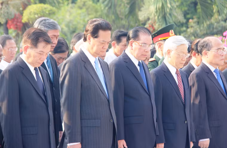 Các vị lãnh đạo Đảng, Nhà nước đến viếng NTLS TP HCM dịp kỷ niệm 40 năm ngày Giải phóng miền Nam, thống nhất đất nước (30/4/1975 - 30/4/2015).