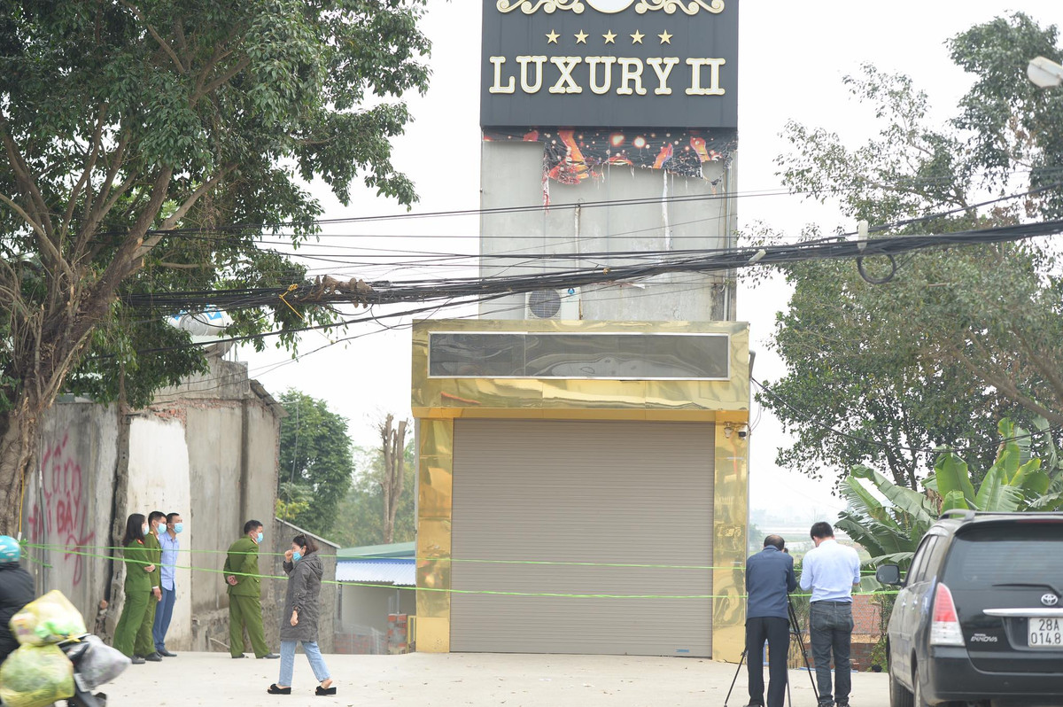 Vụ đâm chém cũng khiến nhiều người khác bị thương, phải đi cấp cứu. Sau đó, đối tượng Dũng tự đâm vào ngực, hiện đang được trị tại bệnh viện.