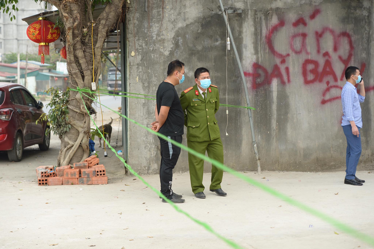 Được biết, khi cơ quan công an tiếp cận hiện trường và lấy lời khai của những người còn lại, họ đều nói trong khi hát không có mâu thuẫn gì với nhau. Việc Dũng ra ngoài lấy dao những người trong nhóm cũng không hiểu nguyên nhân vì sao.