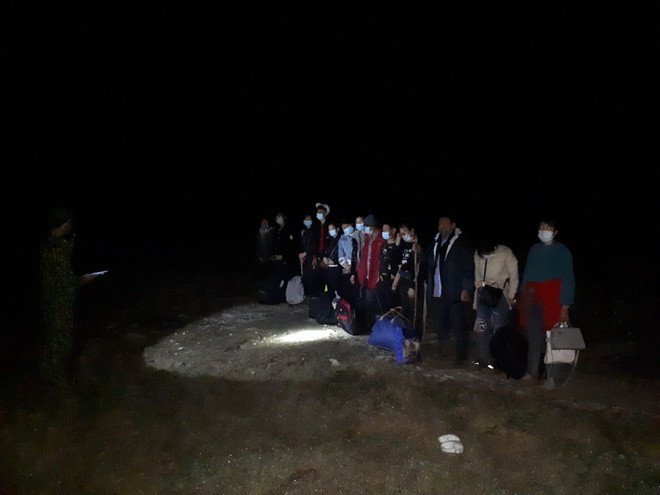  Phát hiện 13 người vượt biên từ Trung Quốc về nước: Ngày 28/2, lực lượng Bộ đội Biên phòng tỉnh Cao Bằng đã bắt quả tang 13 công dân từng xuất cảnh trái phép sang Trung Quốc đang nhập cảnh trái phép ở mốc 899 biên giới Trung Quốc, khu vực xã Thống Nhất, huyện Hạ Lang, tỉnh Cao Bằng. Qua lời khai của nhóm người này, từ năm 2017 đến nay đã xuất cảnh trái phép sang Trung Quốc để làm thuê. 