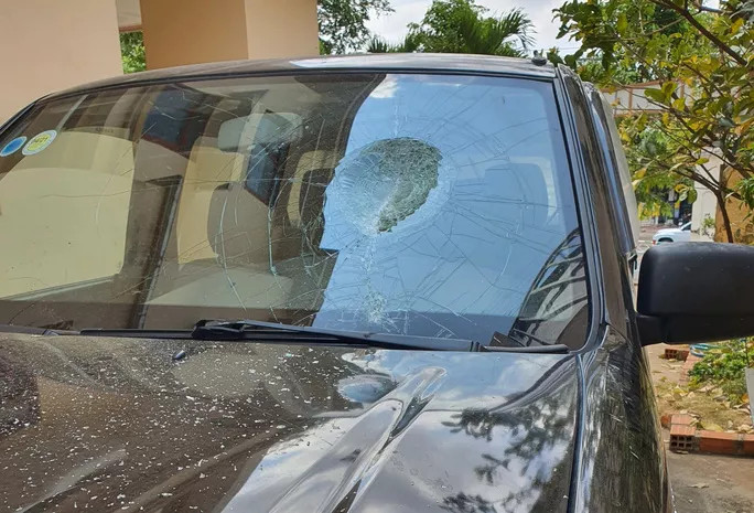  Bị chắn lối vào nhà, người đàn ông dùng gạch đập nát ô tô hàng xóm: Thấy chiếc ô tô lạ đậu trước cửa, không đưa xe của mình vào nhà được nên anh Bùi Anh Khoa (trú hường Phù Đổng, TP Pleiku, tỉnh Gia Lai - Giám đốc Ban quản lý các dự án đầu tư, xây dựng huyện) đã dùng gạch, đá đập phá khiến chiếc xe của ông ông Nguyễn Ngọc Thanh (SN 1964, cùng trú tại địa phương) hư hỏng nặng. Hôm nay, Công an phường Phù Đổng cho biết đang hoàn thiện hồ sơ để xử lý vụ việc.