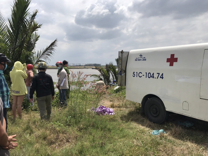  Phát hiện thi thể thanh niên trôi lập lờ trên sông: Khoảng 9h ngày 28/2, người dân đi ghe trên sông Sài Gòn đoạn qua phường An Phú Đông (quận 12, TP HCM) thì tá hỏa khi thấy vật thể lạ trôi trên sông nên đến kiểm tra. Ghi nhận tại hiện trường, nạn nhân khoảng 20-25 tuổi, mặc quần dài, áo thun, trên người không có giấy tờ tuỳ thân. 