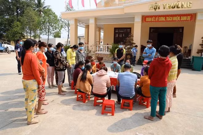  Phá sòng bạc của các “quý bà”, thu hơn nửa tỷ đồng: Ngày 28/2, Công an huyện Bến Cầu (tỉnh Tây Ninh) đã ra quyết định tạm giữ hình sự 26 đối tượng về hành vi tổ chức đánh bạc và đánh bạc. Sòng bạc do Trần Thị Thùy Dương (SN 1990, trú xã Tiên Thuận, huyện Bến Cầu) cầm đầu tổ chức. Tang vật thu giữ gồm: Gần 550.000.000 đồng, 60 bộ bài tây, 7 xe môtô và một số tang vật khác có liên quan. Tụ điểm này hoạt động từ tháng 8/2020 đến nay.