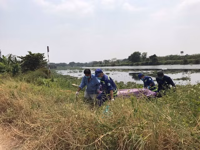  Phát hiện thi thể cụ ông khoảng 70 tuổi trôi dưới sông: Trưa 26/2, người dân đi ghe trên sông Vàm Thuật đoạn qua phường An Phú Đông (quận 12, TP HCM) phát hiện một thi thể trôi dưới sông nên kéo vào bờ rồi trình báo. Ghi nhận ban đầu, nạn nhân là nam khoảng 70 tuổi, mặc quần thun dài màu đen, áo thun màu đen, bên ngoài khoác áo sơ mi màu xanh. Trên người không có giấy tờ tuỳ thân, thi thể đang trong tình trạng phân huỷ.