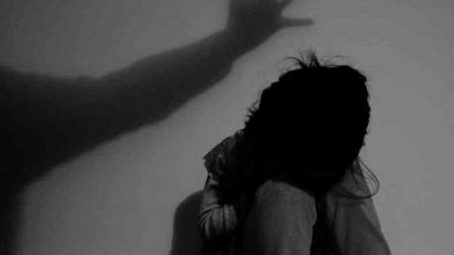  Người đàn ông 45 tuổi dâm ô bé gái 6 tuổi: Lợi dụng vắng vẻ, N.V.L. (45 tuổi, ngụ tỉnh Hậu Giang, tạm trú TP.HCM) từ phòng trọ của mình sang chỗ ở của cháu H. (6 tuổi, ngụ tỉnh Sóc Trăng) ở cùng gia đình tại khu nhà trọ phường Long Bình, TP Thủ Đức. Tại đây, L. khống chế cháu H. rồi dùng tay sờ soạng "vùng kín" của cháu gái. Trong lúc L. đang dâm ô bé gái thì hàng xóm phát hiện. Hôm nay, Công an TP Thủ Đức đang tạm giữ L. để điều tra về hành vi dâm ô đối với trẻ em.