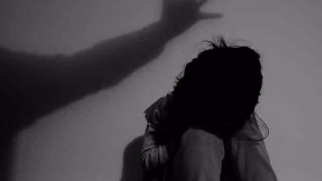  Người đàn ông 45 tuổi dâm ô bé gái 6 tuổi: Lợi dụng vắng vẻ, N.V.L. (45 tuổi, ngụ tỉnh Hậu Giang, tạm trú TP.HCM) từ phòng trọ của mình sang chỗ ở của cháu H. (6 tuổi, ngụ tỉnh Sóc Trăng) ở cùng gia đình tại khu nhà trọ phường Long Bình, TP Thủ Đức. Tại đây, L. khống chế cháu H. rồi dùng tay sờ soạng "vùng kín" của cháu gái. Trong lúc L. đang dâm ô bé gái thì hàng xóm phát hiện. Hôm nay, Công an TP Thủ Đức đang tạm giữ L. để điều tra về hành vi dâm ô đối với trẻ em.