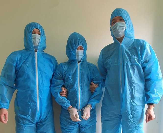 Hai doi tuong tham gia van chuyen hang chuc nghin ty qua bien gioi