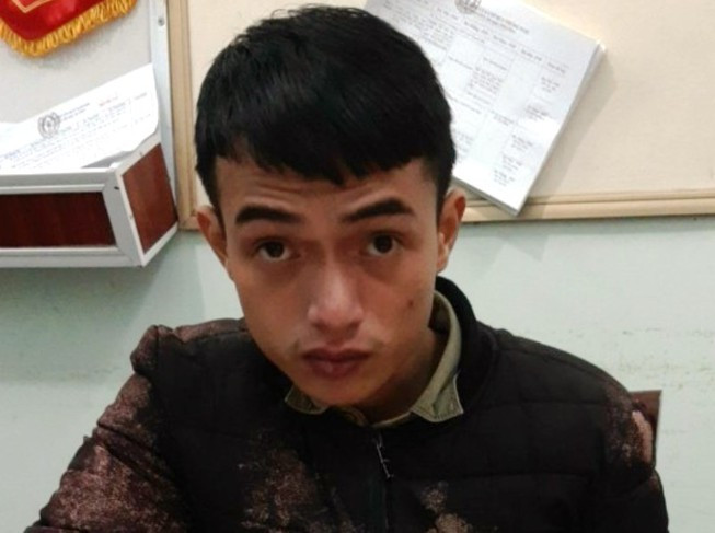  Lừa cô giáo dạy thêm gần 30 triệu đồng: Lê Thanh Hiếu (23 tuổi, ngụ Thị xã Quảng Trị, Quảng Trị) giả vờ đăng ký và chuyển tiền học thêm cho cô giáo, sau đó gửi đường link yêu cầu cô giáo nhập các thông tin để chiếm đoạt tiền trong tài khoản. Hôm nay, Công an quận Thanh Khê (Đà Nẵng) đã bắt tạm giam Hiếu để điều tra về tội sử dụng mạng máy tính, mạng viễn thông, phương tiện điện tử để chiếm đoạt tài sản. 