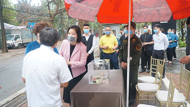 Ông cũng cho biết, việc quyên góp tiền ủng hộ người nghèo sẽ không chỉ ở Huế và Hà Nội mà ông sẽ nhân rộng ra nhiều tỉnh thành trên cả nước.