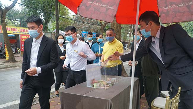 Rất nhiều người tới bỏ tiền vào thùng từ thiện giúp trẻ em nghèo Hà Giang theo lời kêu gọi của ông Đoàn Ngọc Hải.