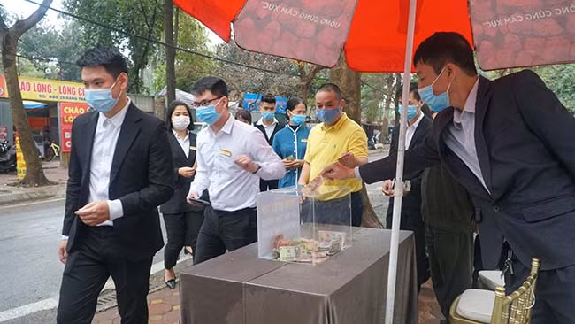 Rất nhiều người tới bỏ tiền vào thùng từ thiện giúp trẻ em nghèo Hà Giang theo lời kêu gọi của ông Đoàn Ngọc Hải.