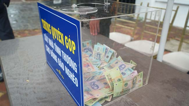 Số tiền khoảng thời gian khoảng 30 phút khi bắt đầu ông Hải mở thùng quyên góp hỗ trợ người nghèo tại tỉnh Hà Giang.