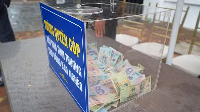 Số tiền khoảng thời gian khoảng 30 phút khi bắt đầu ông Hải mở thùng quyên góp hỗ trợ người nghèo tại tỉnh Hà Giang.