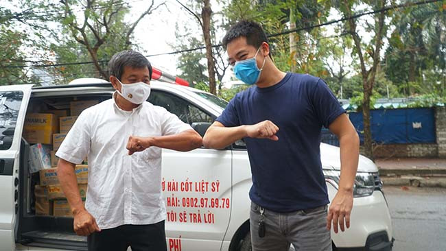 Mỗi khi có người đến ủng hộ tiền, do dịch bệnh COVID-19 đang diễn biến phức tạp nên thay vì bắt tay để cảm ơn ông Hải dùng khuỷ tay của mình chạm vào khủy tay của người bên cạnh.