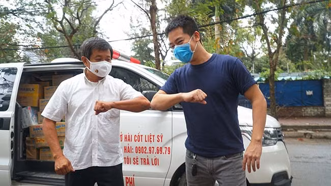 Mỗi khi có người đến ủng hộ tiền, do dịch bệnh COVID-19 đang diễn biến phức tạp nên thay vì bắt tay để cảm ơn ông Hải dùng khuỷ tay của mình chạm vào khủy tay của người bên cạnh.