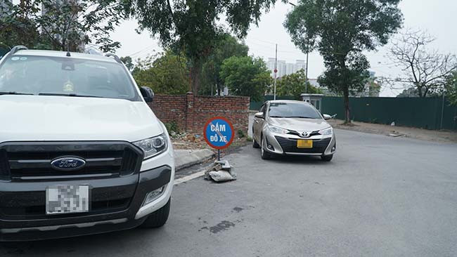 Mặc dù có biển cấm đỗ xe nhưng nhiều xe ô tô vẫn ngang nhiên đỗ. Nguy hiểm hơn, trong hình là điểm giao cắt giữa đường Lương Thế Vinh và đường nội khu đô thị VOV Mễ Trì, việc các ô tô đỗ ngay khúc cua làm giảm tầm nhìn, tiềm ẩn nguy cơ tai nạn cao.
