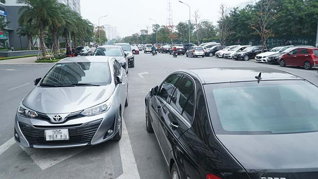 Chị Trần Kim Dung (cư dân khu VOV Mễ Trì) bức xúc: "Buổi sáng đi làm, xe cộ đỗ kín vỉa hè, lấn chiếm cả lòng đường, thậm chí lúc cao điểm dưới lòng đường 2 làn xe đỗ song song nhau khiến người tham gia giao thông phải đi lấn sang làn ngược chiều (đường không có dải phân cách cứng) tiềm ẩn nguy hiểm, nguy cơ tai nạn cao".