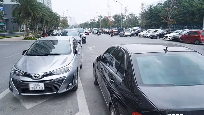 Chị Trần Kim Dung (cư dân khu VOV Mễ Trì) bức xúc: "Buổi sáng đi làm, xe cộ đỗ kín vỉa hè, lấn chiếm cả lòng đường, thậm chí lúc cao điểm dưới lòng đường 2 làn xe đỗ song song nhau khiến người tham gia giao thông phải đi lấn sang làn ngược chiều (đường không có dải phân cách cứng) tiềm ẩn nguy hiểm, nguy cơ tai nạn cao".