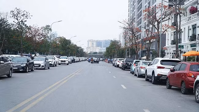 2 bên đường kín xe dừng đỗ, nhiều xe là của cư dân của các khu chung cư gần đó và 1 lượng lớn tài xế taxi dừng đỗ.