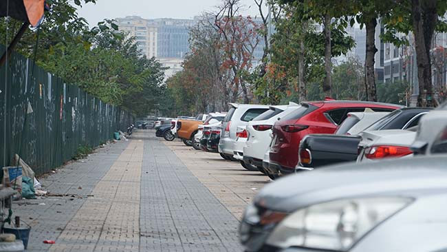 Hàng loạt xe ô tô chiếm dụng vỉa hè để đỗ. Theo anh Vũ Văn Tùng (khu VOV Mễ Trì): "Tình trạng này đã tồn tại từ lâu nhưng không thấy lực lượng chức năng xử lý. Thi thoảng cũng có thấy bóng dáng công an nhưng không hiểu sao "bãi" đỗ xe này không bị dẹp bỏ. Tình trạng này diễn ra kéo dài khiến dân bức xúc, trách nhiệm công an phường, Chính quyền và cơ quan chức năng ở đâu?"