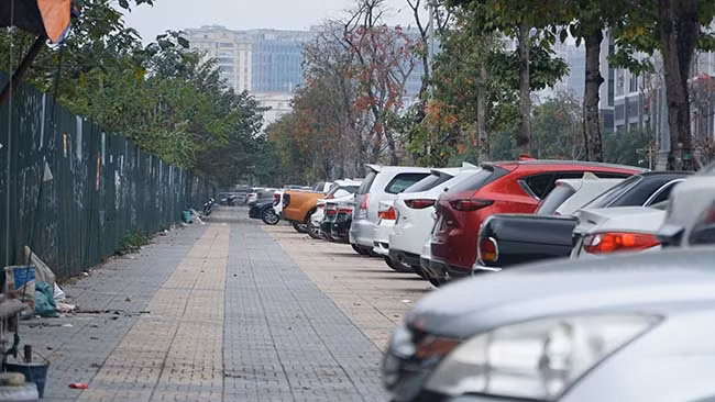 Hàng loạt xe ô tô chiếm dụng vỉa hè để đỗ. Theo anh Vũ Văn Tùng (khu VOV Mễ Trì): "Tình trạng này đã tồn tại từ lâu nhưng không thấy lực lượng chức năng xử lý. Thi thoảng cũng có thấy bóng dáng công an nhưng không hiểu sao "bãi" đỗ xe này không bị dẹp bỏ. Tình trạng này diễn ra kéo dài khiến dân bức xúc, trách nhiệm công an phường, Chính quyền và cơ quan chức năng ở đâu?"