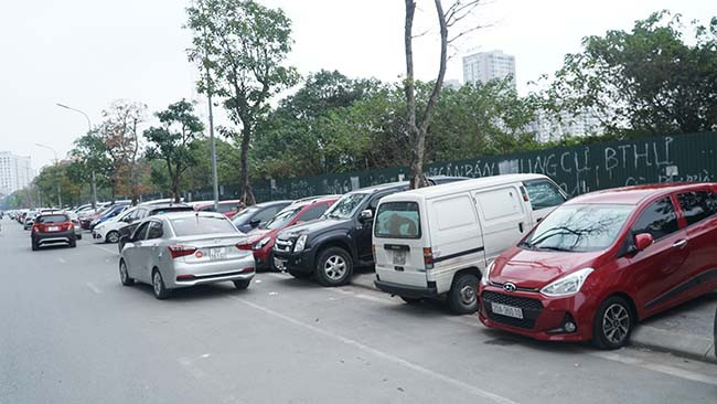 Vỉa hè bị chiếm dụng thành nơi đỗ xe trái phép.