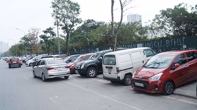 Vỉa hè bị chiếm dụng thành nơi đỗ xe trái phép.