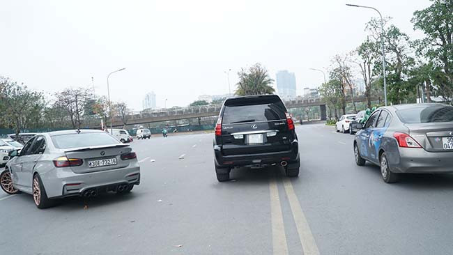 Thậm chí nhiều xe ngang nhiên đỗ ngay giữa đường.